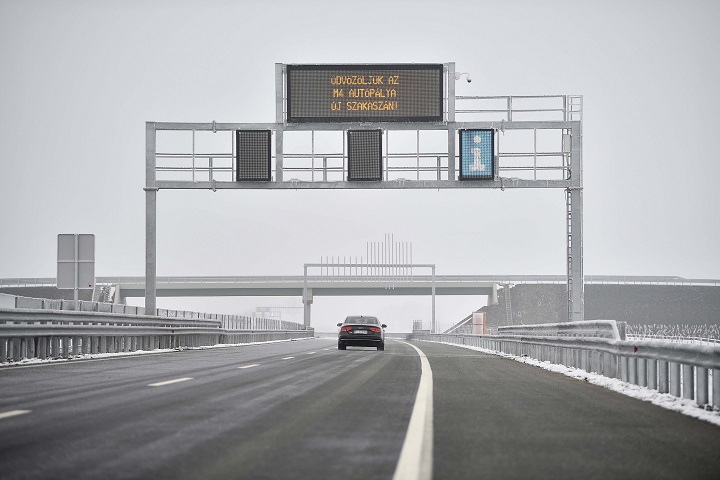 Átadták az M35-ös autópálya befejezõ és az M4-es autópálya elsõ szakaszát