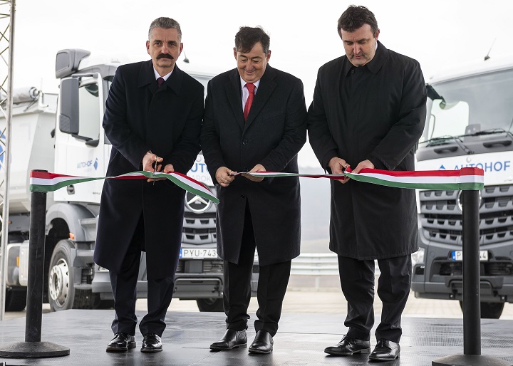 Palkovics: ha kamionok mennek az utakon, akkor működik a gazdaság