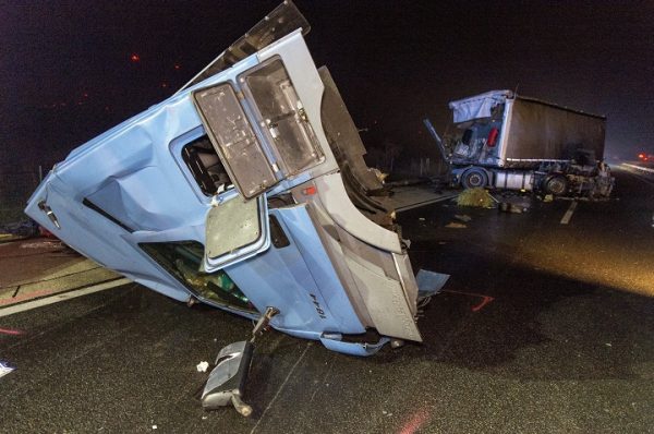 Kamion és autóbusz ütközött az M1-esen Komáromnál