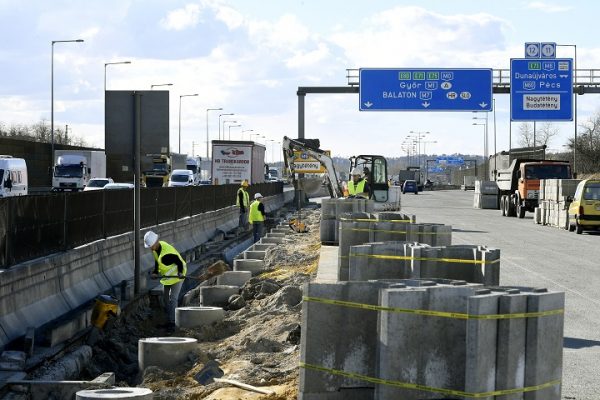 Az M0-s autóút felújítása