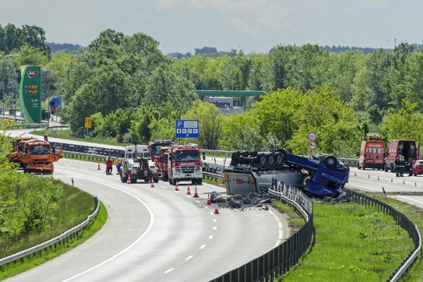 Felborult egy kamion az M0-son Vecsésnél