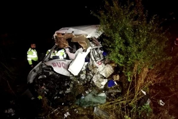 kamion-kisbusz-baleset-romaniaban-191005