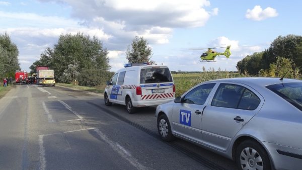 Kamionnal ütközött egy autó, ketten meghaltak Tiszaugnál