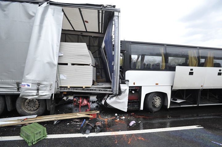 Súlyosan megsérült egy ember a M3-as autópályán Gödöllőnél balesetben