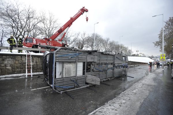 Lezuhant egy teherautó a Nagyszõlõs utcai felüljáróról