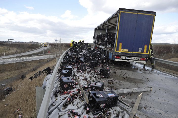 Sörszállító kamion rakománya borult le Budapest határában