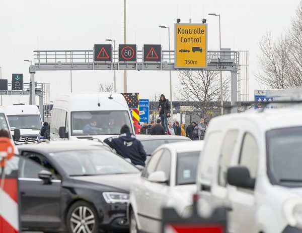 Koronavírus - Torlódás alakult ki Hegyeshalomnál az osztrák