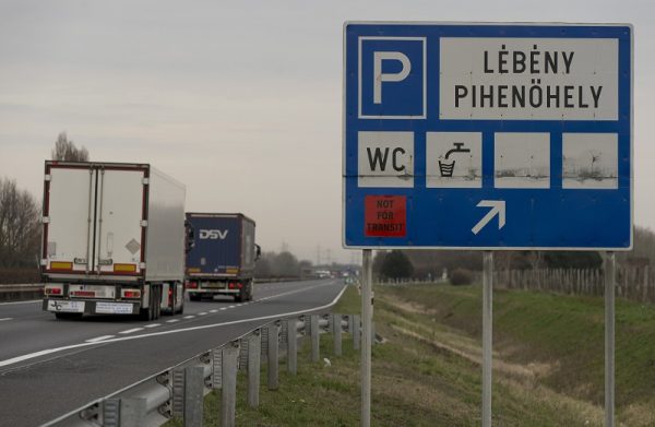 Koronavírus  Tiltott behajtás a tranzitforgalomban közlekedõ kamionoknak