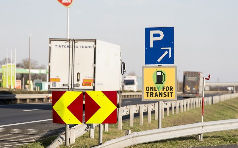 Koronavírus - az országon átutazó kamionosoknak kialakított