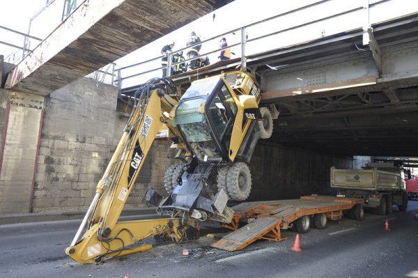 Vasúti felüljáró alá szorult egy teherautó Kõbányán