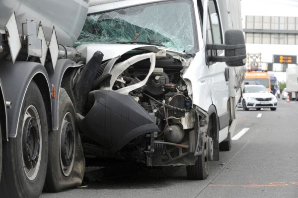 veszelyes-arut-szallito-kamionba-szaladt-egy-kisteherauto-m0-autouton-200511