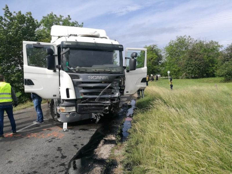 osszetort-scania-teherauto-szemelyautoval-utkozott-police-hu-200608