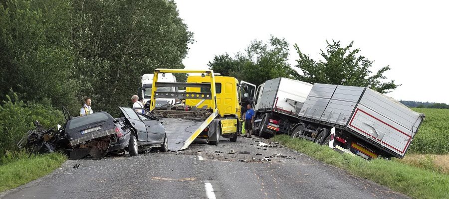 Rendőrségi helyszínelés az 51-es főút 141-es kilométerénél, Dusnok és Sükösd között, ahol összeütközött egy személyautó és egy kamion 2020. június 30-án. A balesetben a személygépkocsi vezetője életét vesztette. MTI/Donka Ferenc