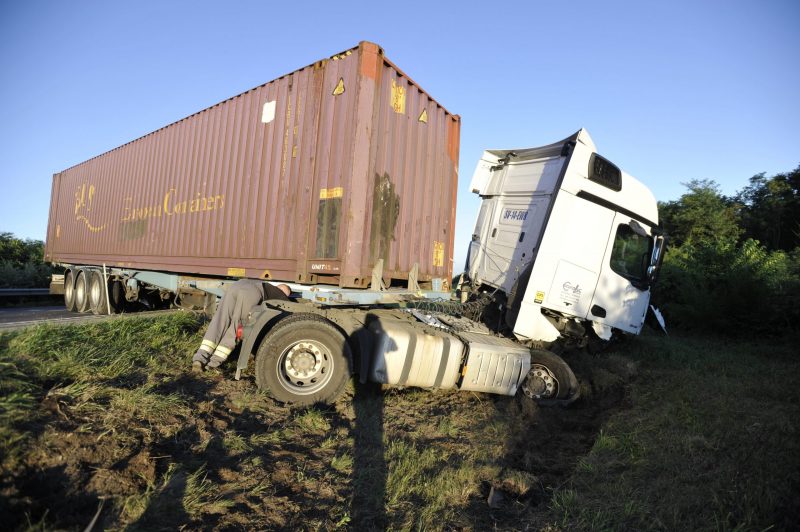 Kamion és személygépkocsi ütközött Ócsánál