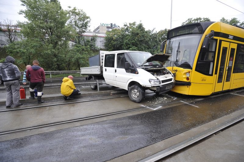 Kisteherautó és villamos ütközött össze a fővárosban