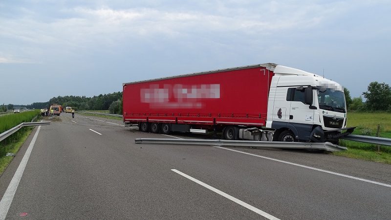 Kamion baleset az M5 autópályán Szeged felé Petőfiszállásnál