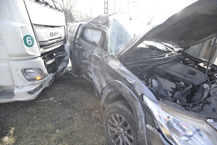 Kamion és pick-up ütközött össze Szigetszentmiklóson