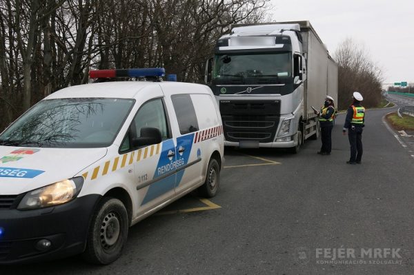 kamion-rendor-ellenorzes-fejer-megyeben-210212