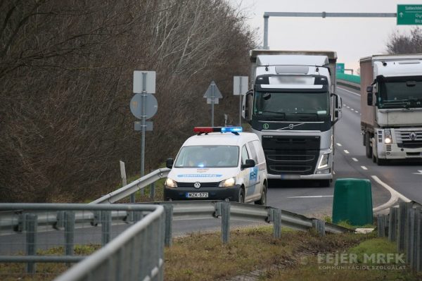 kamionok-kozlekedesbiztonsagi-ellenorzese-fejer-megyeben-210212