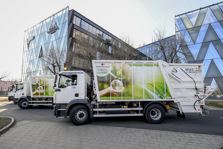 Négy, elektromos meghajtású hulladékgyûjtõ jármûvet adta
