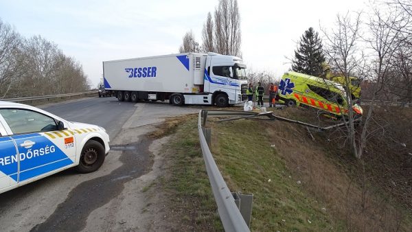 Két mentõs megsérült, amikor kamion ütközött a mentõaut?