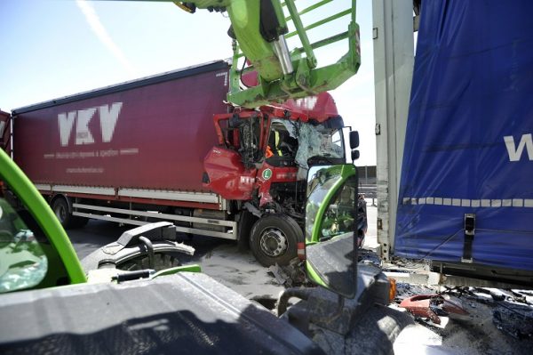 Három kamion ütközött az M0-son