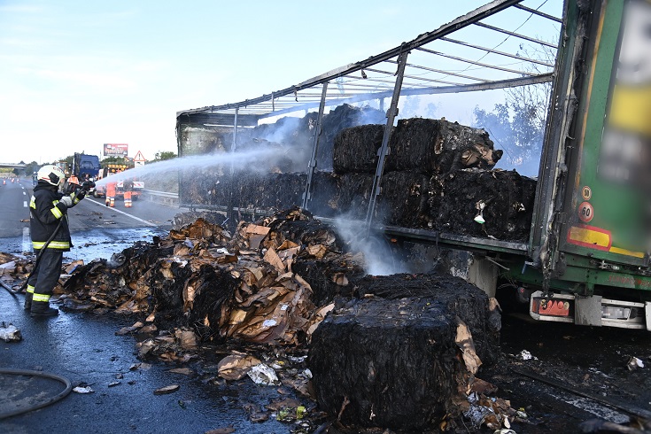 Kiégett egy kamion az M7-esen, a közelben egy rabszállító i