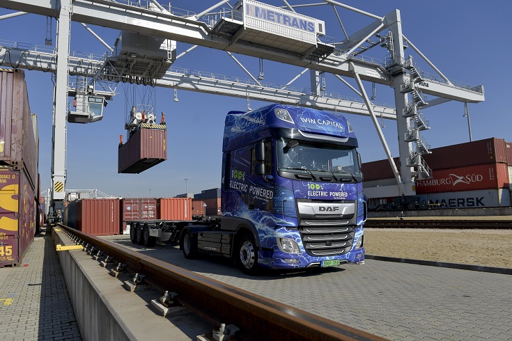 Kigördült Magyarország első elektromos konténerszállító kamionja a METRANS csepeli vasúti termináljáról