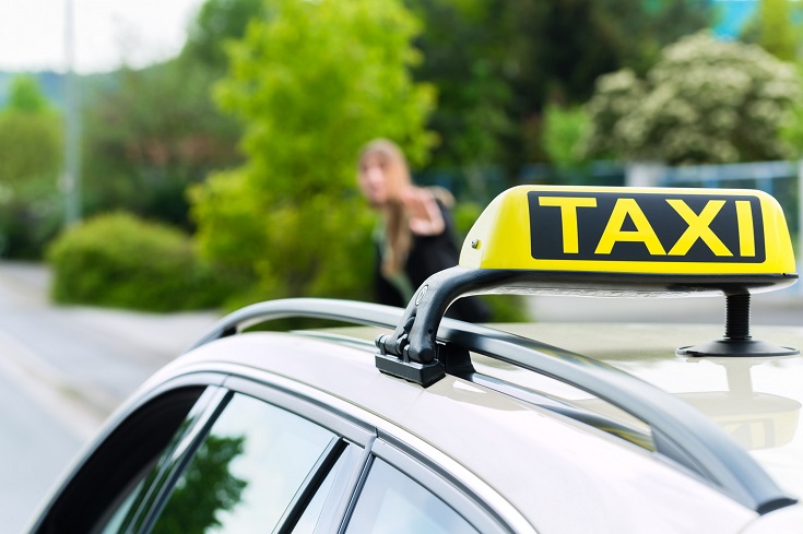 young-businesswoman-calls-taxi
