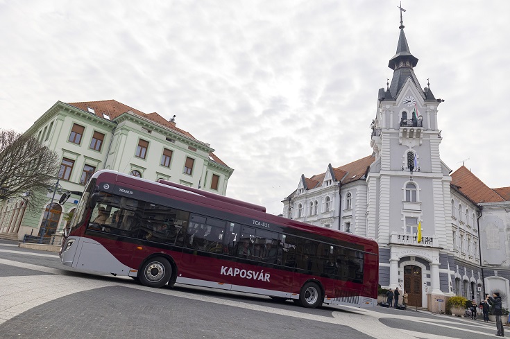 Átadták Kaposvár első elektromos autóbuszait