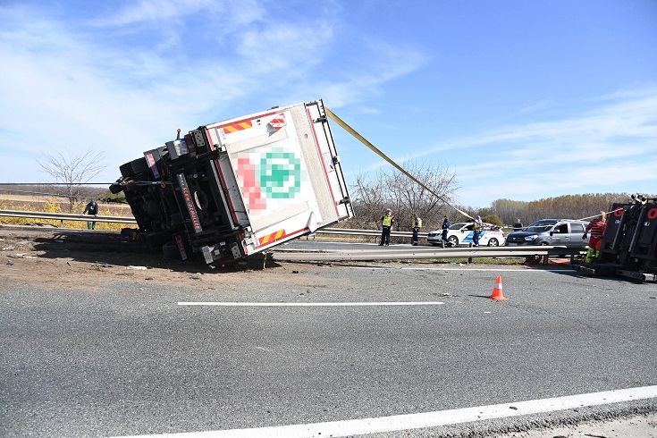Felborult egy kamion az M4-esen Üllõnél