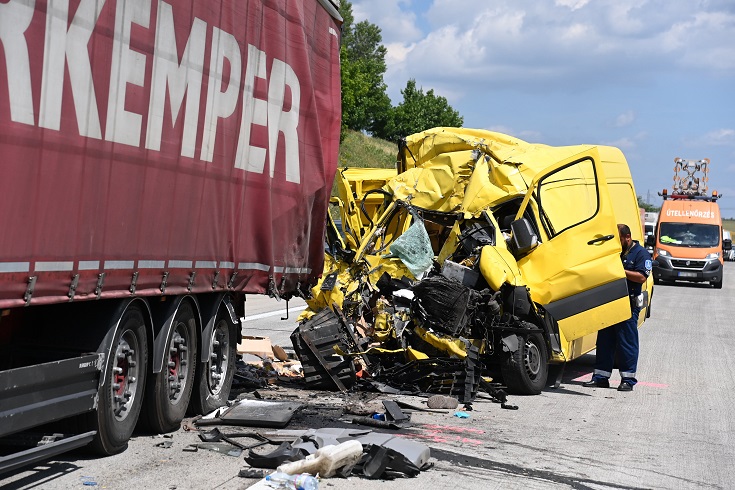 Kamion és egy furgon karambolozott Nagytarcsa közelében