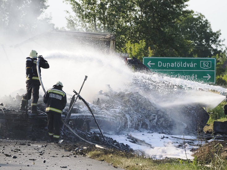 Hárman meghaltak két kamion és egy traktor ütközésekor Bá