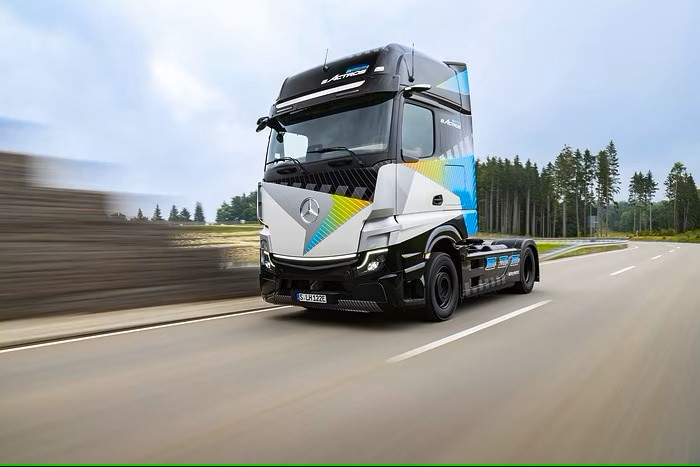 Mercedes-Truck-DB-Schenker-to-acquire-100-eActros-LongHaul-for-its-fleet
