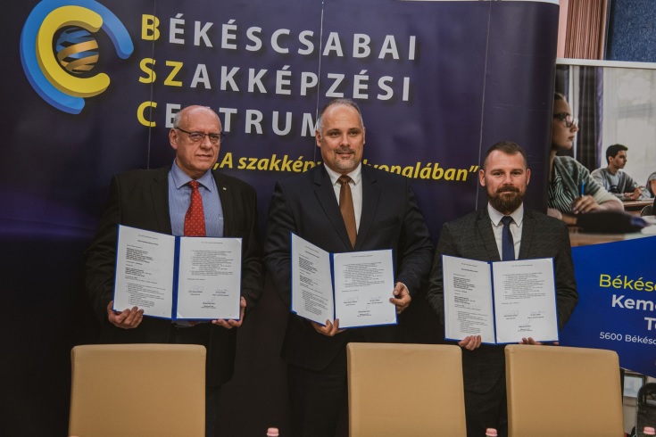 Egyuttmukodesi-megallapodast-irt-ala-az-MLE-es-a-BSZC-001-KRPR.hu_