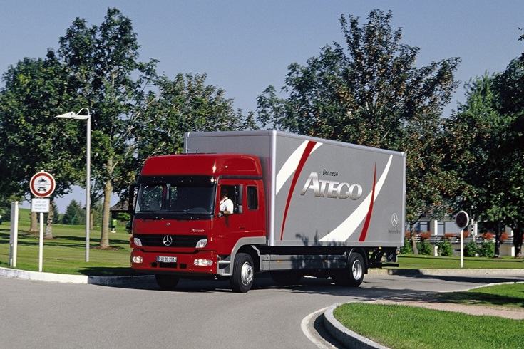 25 Jahre Mercedes-Benz Atego: ein Lkw so vielseitig wie die Transportaufgaben im Verteilerverkehr25th anniversary of the Mercedes-Benz Atego: A truck as versatile as the transport tasks in distribution haulage