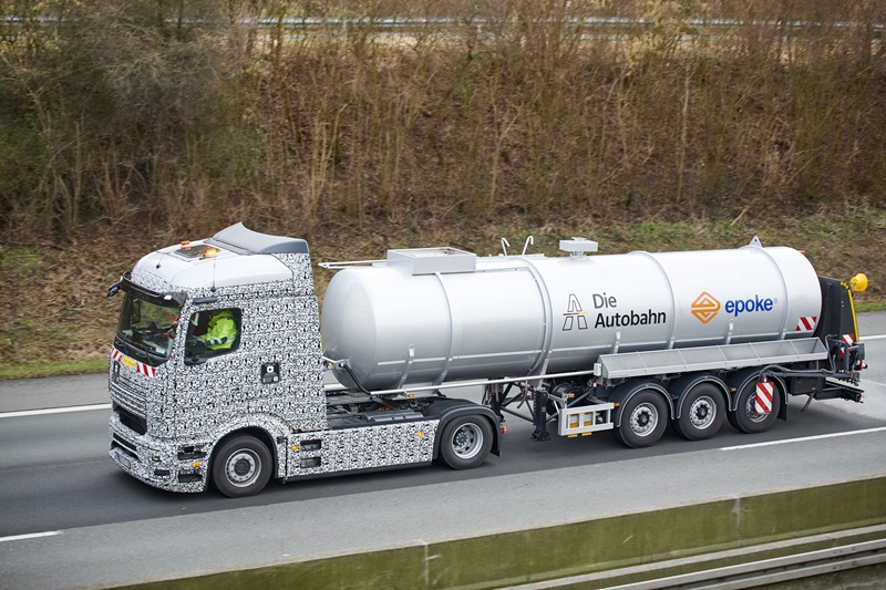 Mit Batterien gegen Schlitterpartien: E-Lkw von Mercedes-Benz Trucks bringt Sole auf Autobahn im Winterdienst ausMercedes-Benz eActros 600 in winter service