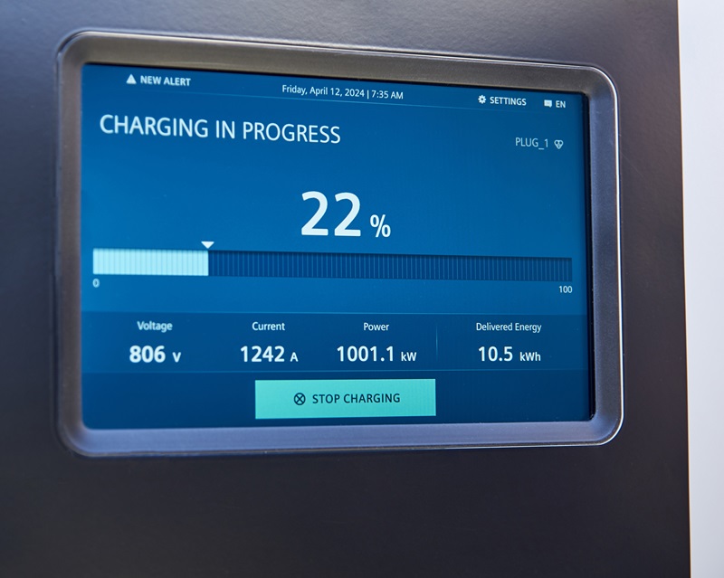 Mercedes-Benz Trucks durchbricht Schallmauer beim elektrischen Laden // Mercedes-Benz Trucks breaks the sound barrier with electric charging