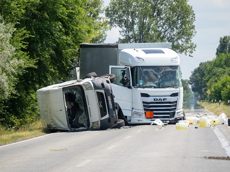 Egy ember meghalt, tizenegy megsérült az Izsák közelében t?