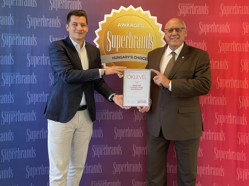 Business Superbrands 2025 oklevéllel jobb oldalt Dr. Doór Zoltán MLE-elnök és bal oldalt Károly Róbert PR-szakértő, marketing-tanácsadó (KRPR.hu)