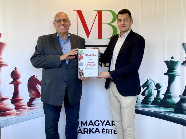 MagyarBrands 2025 oklevéllel bal oldalt Dr. Doór Zoltán MLE-elnök és jobb oldalt Károly Róbert PR-szakértő, marketing-tanácsadó - KRPR.hu