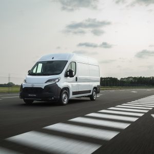 Schiller-Autó-Család-Zrt-Toyota-proacemaxcomforth1l2diesel-white-dynamic-004