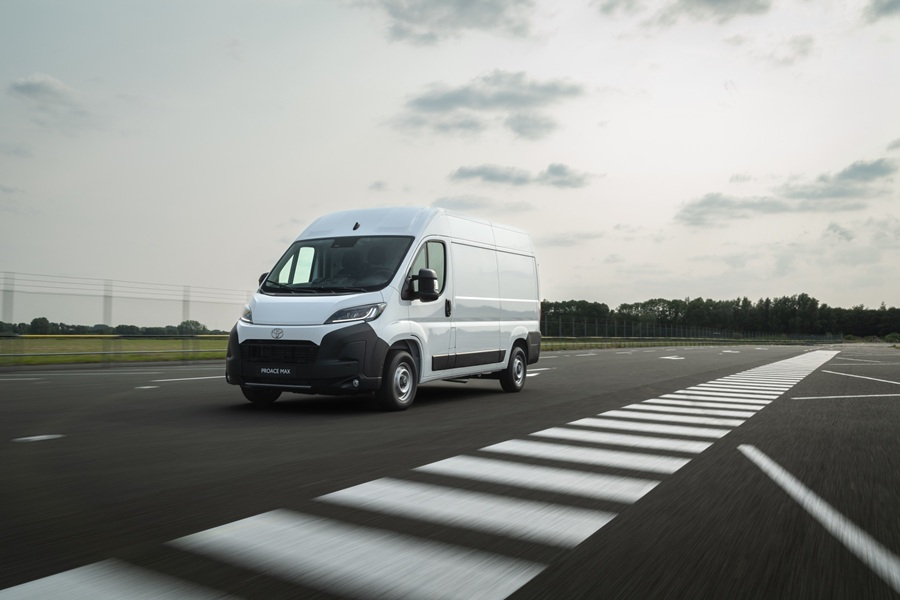 Schiller-Autó-Család-Zrt-Toyota-proacemaxcomforth1l2diesel-white-dynamic-004