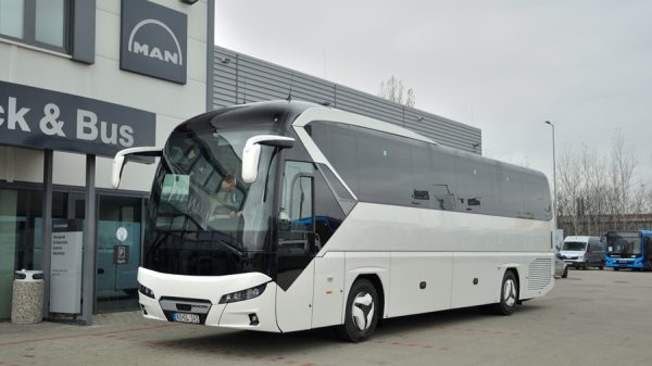 man-mtb-csicsi-tours-neoplan-átadás-01-16x9