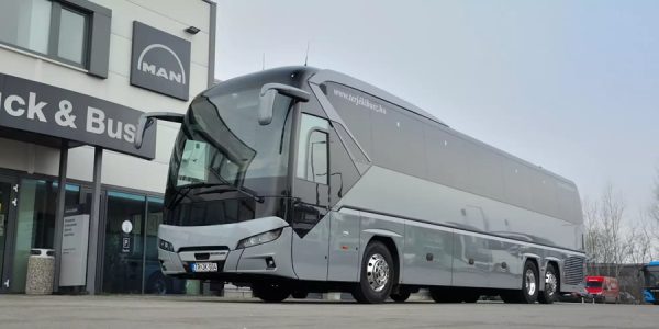 man_hu_press_terjekibusz-neoplan-tourliner-atadas-01-16x9