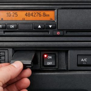 NAV: rejtett kapcsolót találtak egy kamionban, pihenőidőre kapcsolhatta a digitális menetírót a sofőr