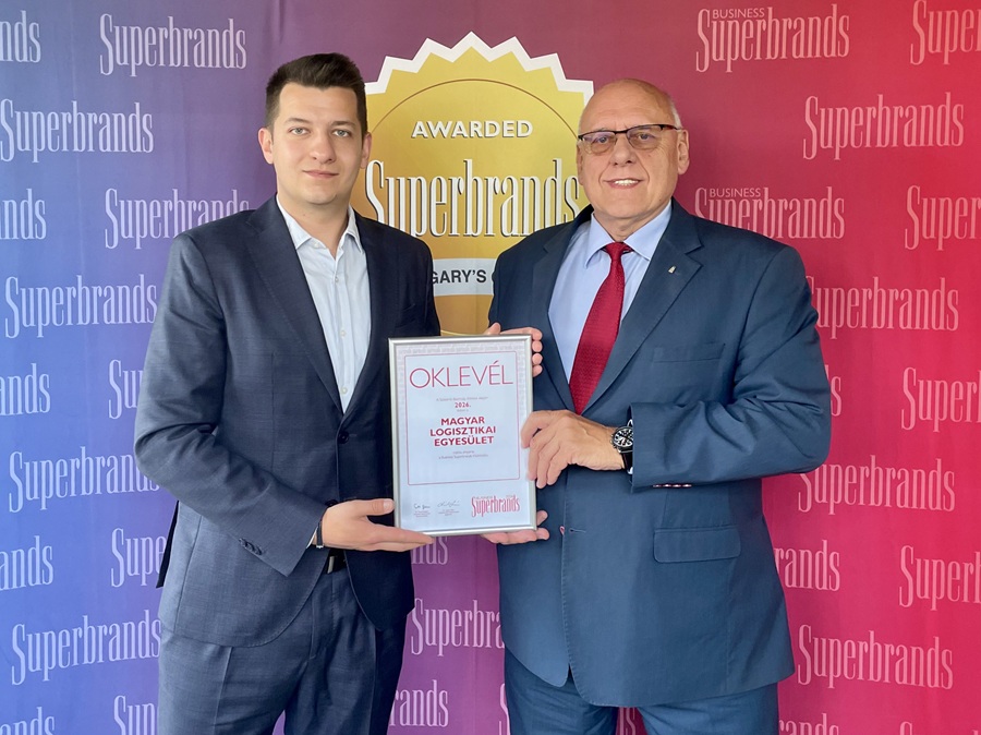 Jobb oldalt Dr. Doór Zoltán MLE-elnök és bal oldalt Károly Róbert, az MLE kommunikációs és PR-vezető partnere Business Superbrands 2026 oklevéllel – Forrás: KRPR.hu